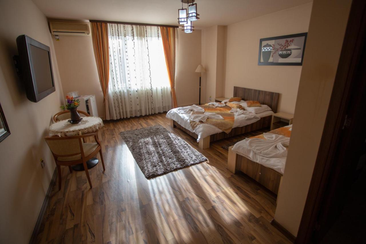 Casa Alex Hotel Targu Jiu Exterior photo