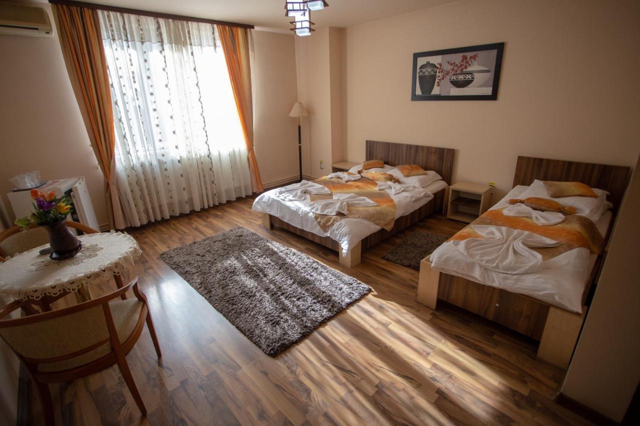 Casa Alex Hotel Targu Jiu Exterior photo